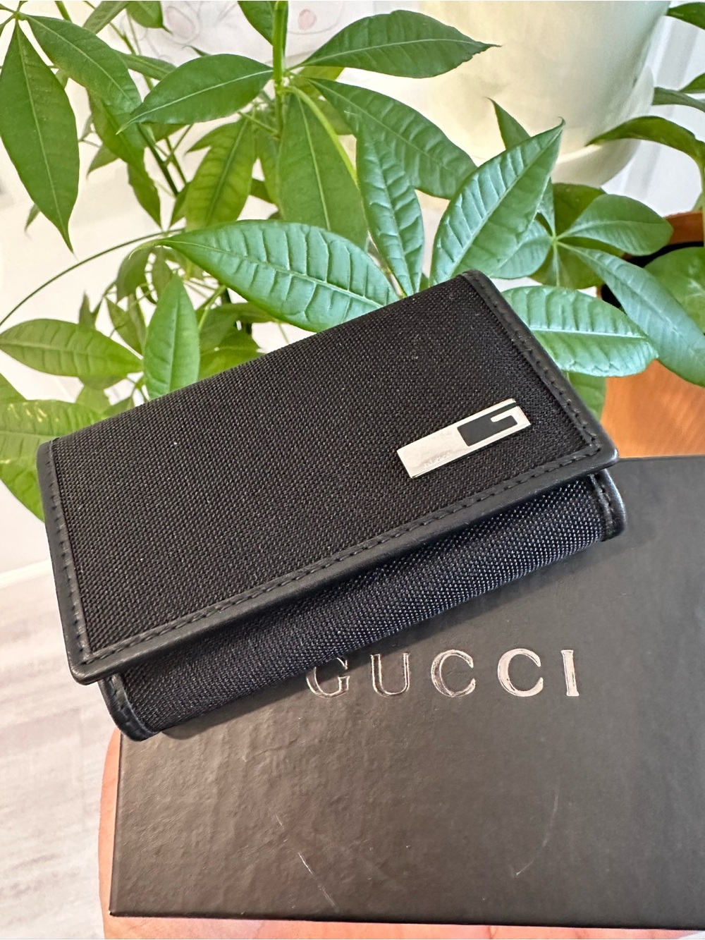 Authentic Gucci Black Canvas Folding Key Case with Gucci Logo (Unisex)